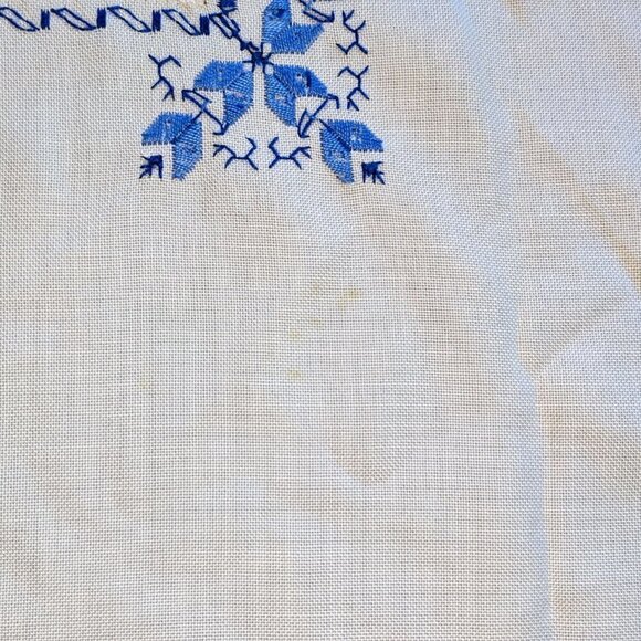 Gorgeous Embroidered Linen Tablecloth 42"x62" - Picture 10 of 13